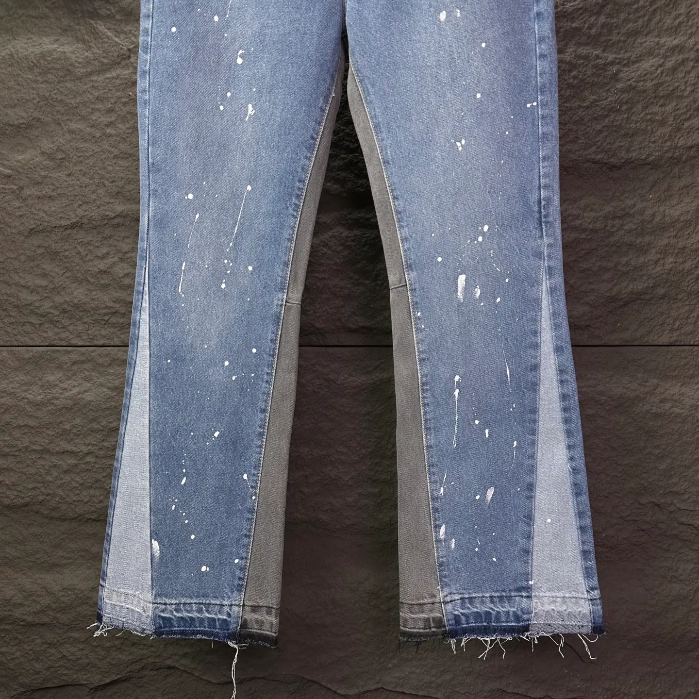 P250 GALLERY DEPT. 2025 new splash-ink hand-painted letter splicing couple style loose washed flared jeans 🔥High version🔥High version🔥 Top ceiling quality Styles with different washed textures are very friendly to people with thin legs and thick legs. The slightly flared version is very flattering. Moderate length that never goes out of style, easy to match with casually, basic styling for various styles, a must-have in the wardrobe! The fabric is stiff but also makes the upper body soft without losing texture. The washing process is even more perfect. It is a must-have item for everyone! ! ! Washed wheat, tag, pants label, three complete labels Color: washed black, washed blue Size: 28, 30, 32, 34 (four sizes)